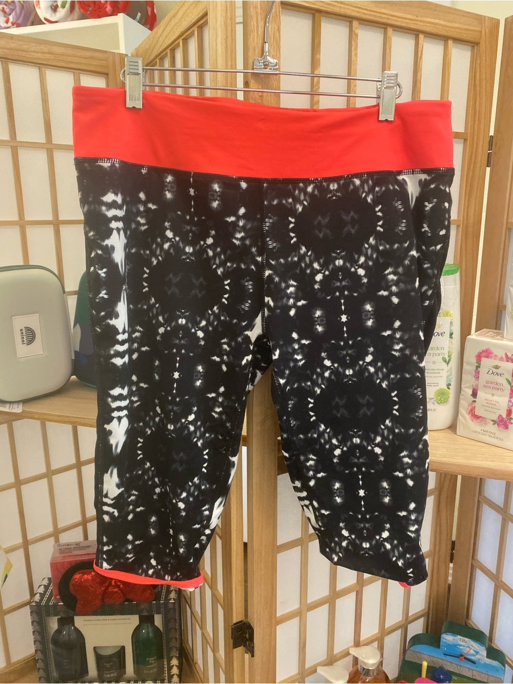 Fabletics Capri Leggings Black White Print Neon Coral Waistband XL